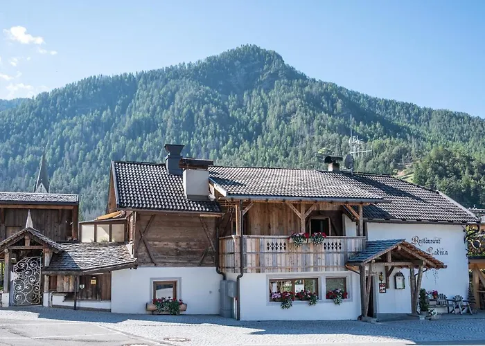 La Uecia By Fana LadinaAlbergo